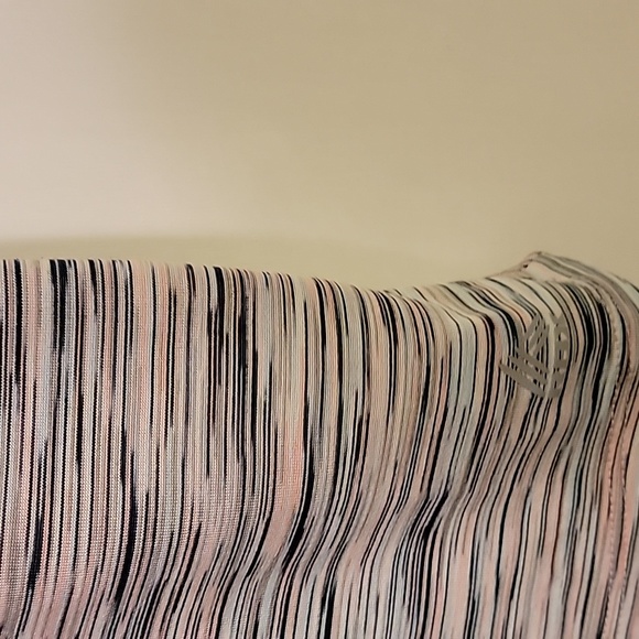 2 Activewear Tops - Picture 5 of 9